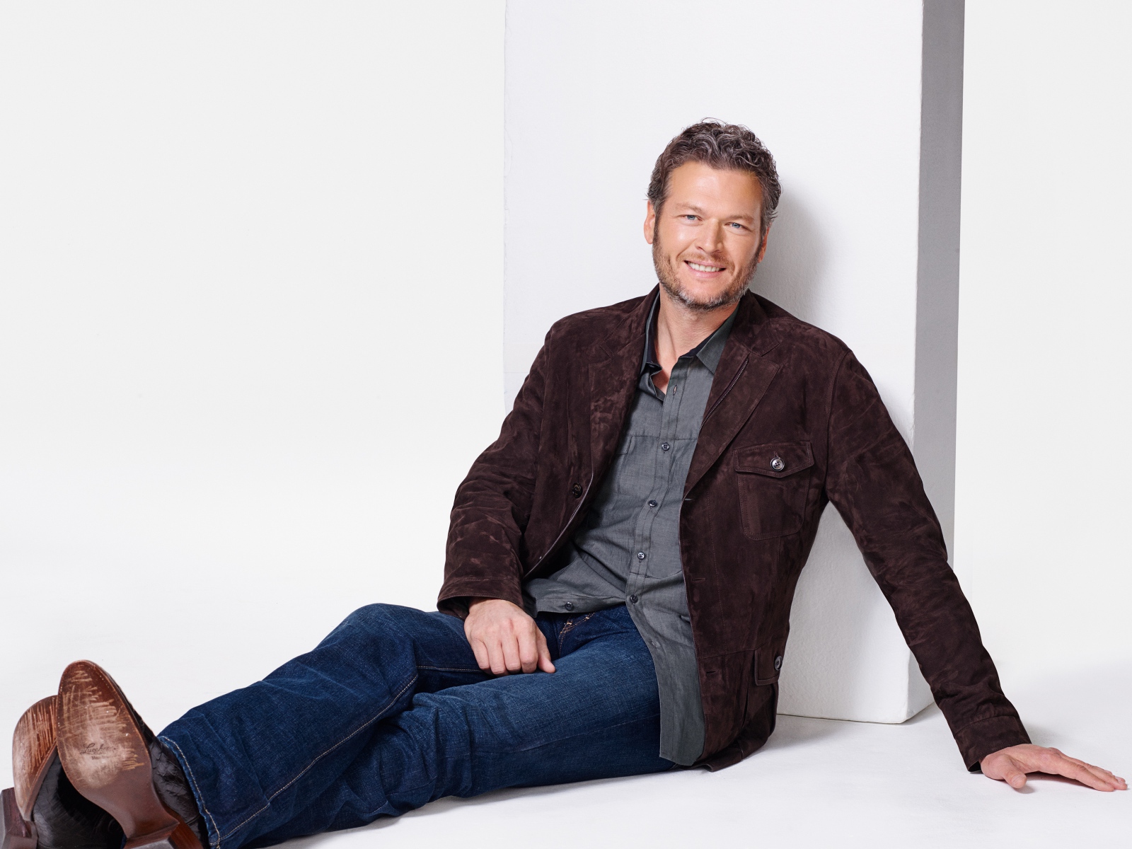 Стильный актер Блейк Шелтон на сером фоне