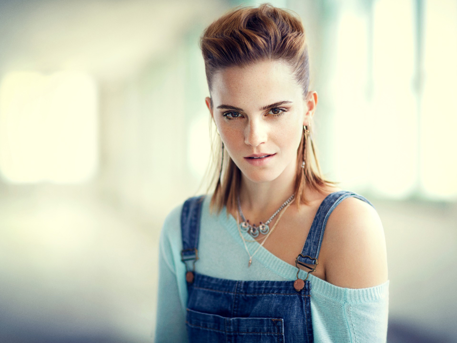 Стильная актриса Эмма Уотсон с джинсовом комбинезоне