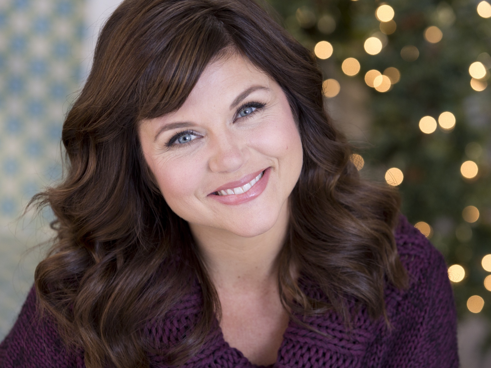 Sweet blue-eyed smiling actress Tiffani Thiessen
