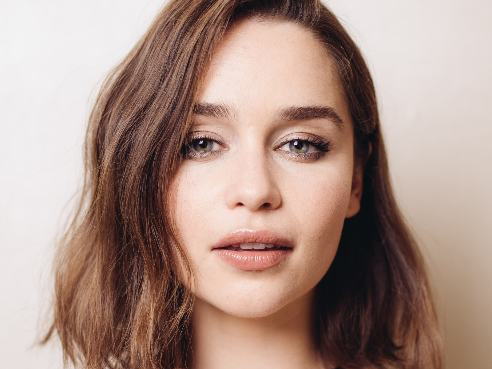 Лицо молодой актрисы Эмилии Кларк