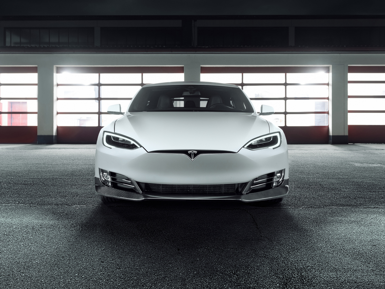 Белый электромобиль Tesla Model S, вид спереди