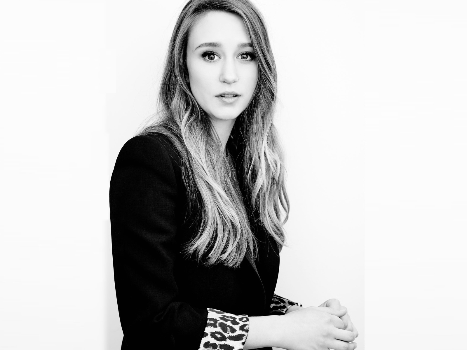 Молодая американская актриса Таисса Фармига черно белое фото