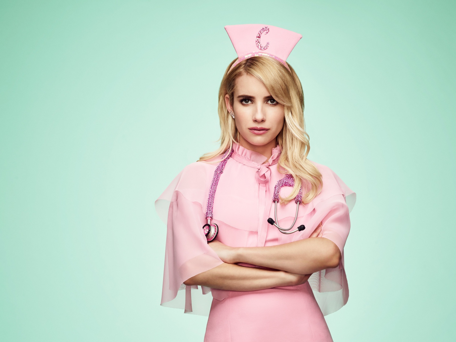 Молодая актриса Эмма Робертс в розовом костюме медсестры