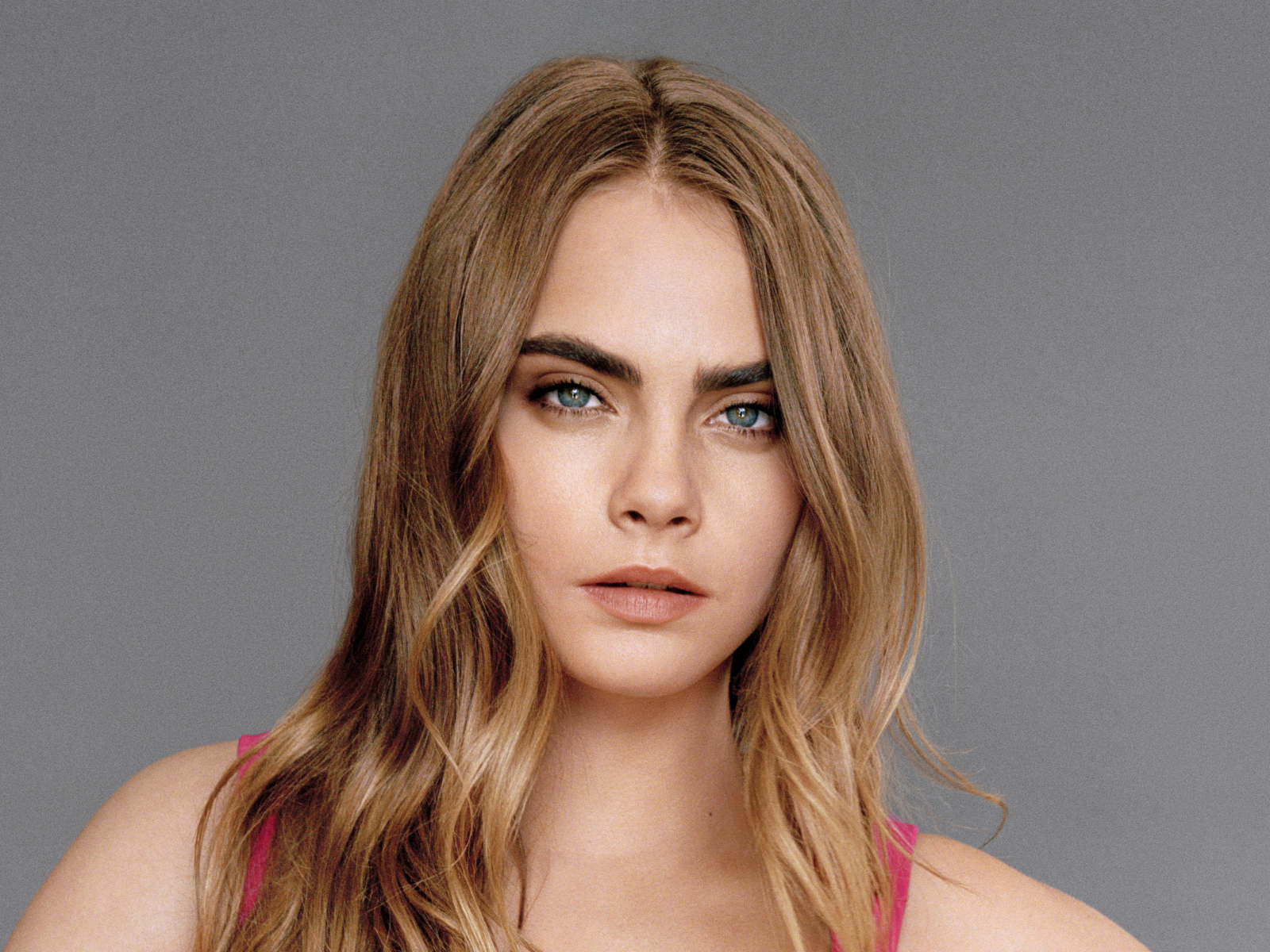 Молодая актриса Кара Делевинь фото на сером фоне