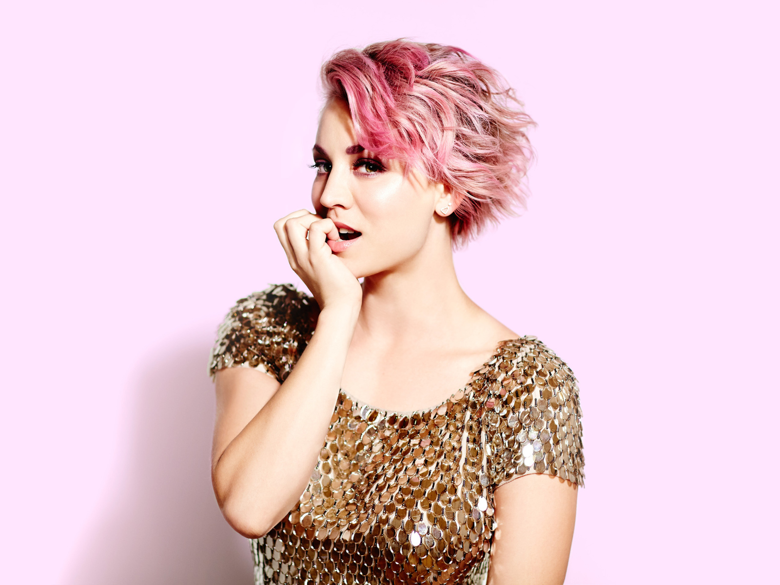 Молодая актриса Кейли Куоко с розовыми волосами