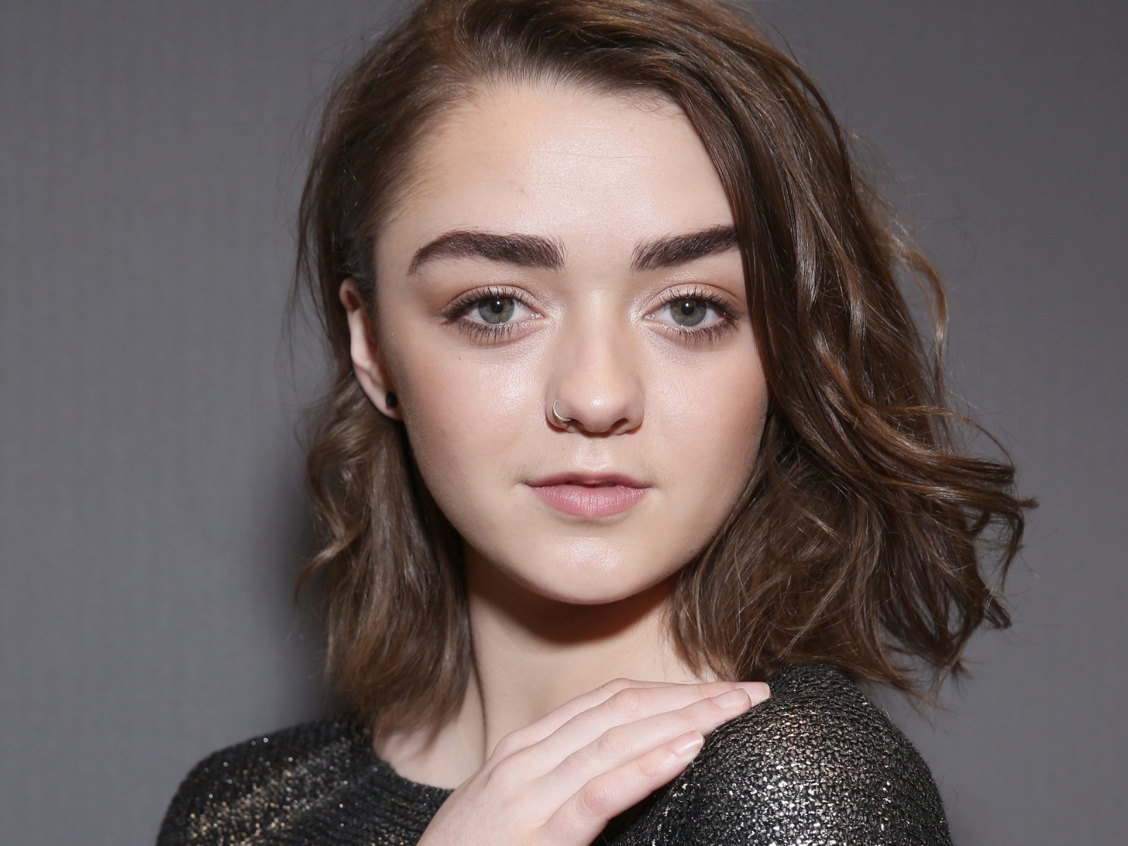 Молодая актриса Мэйси Уильямс фото на сером фоне