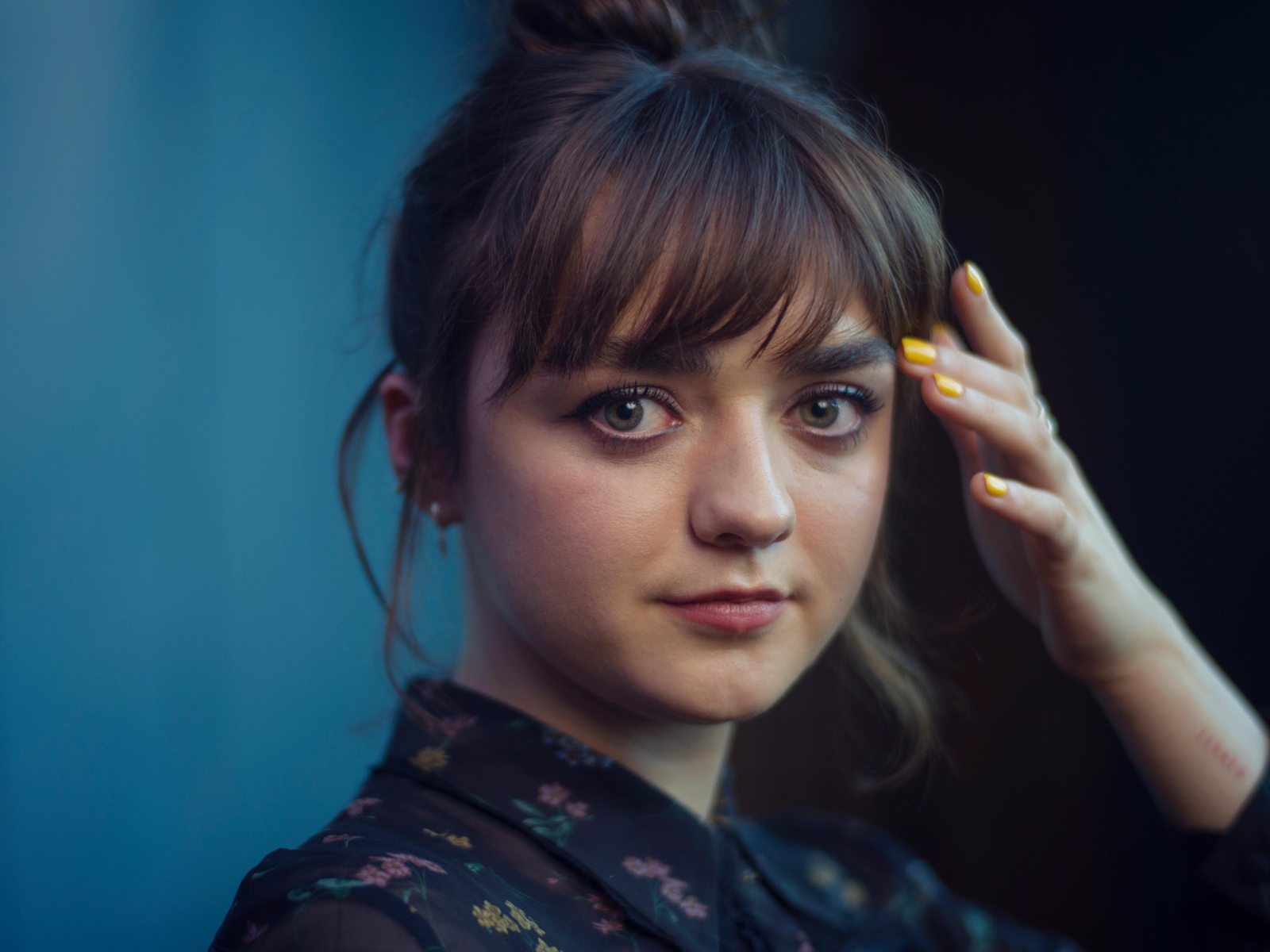 Молодая актриса Мэйси Уильямс с рукой у лица