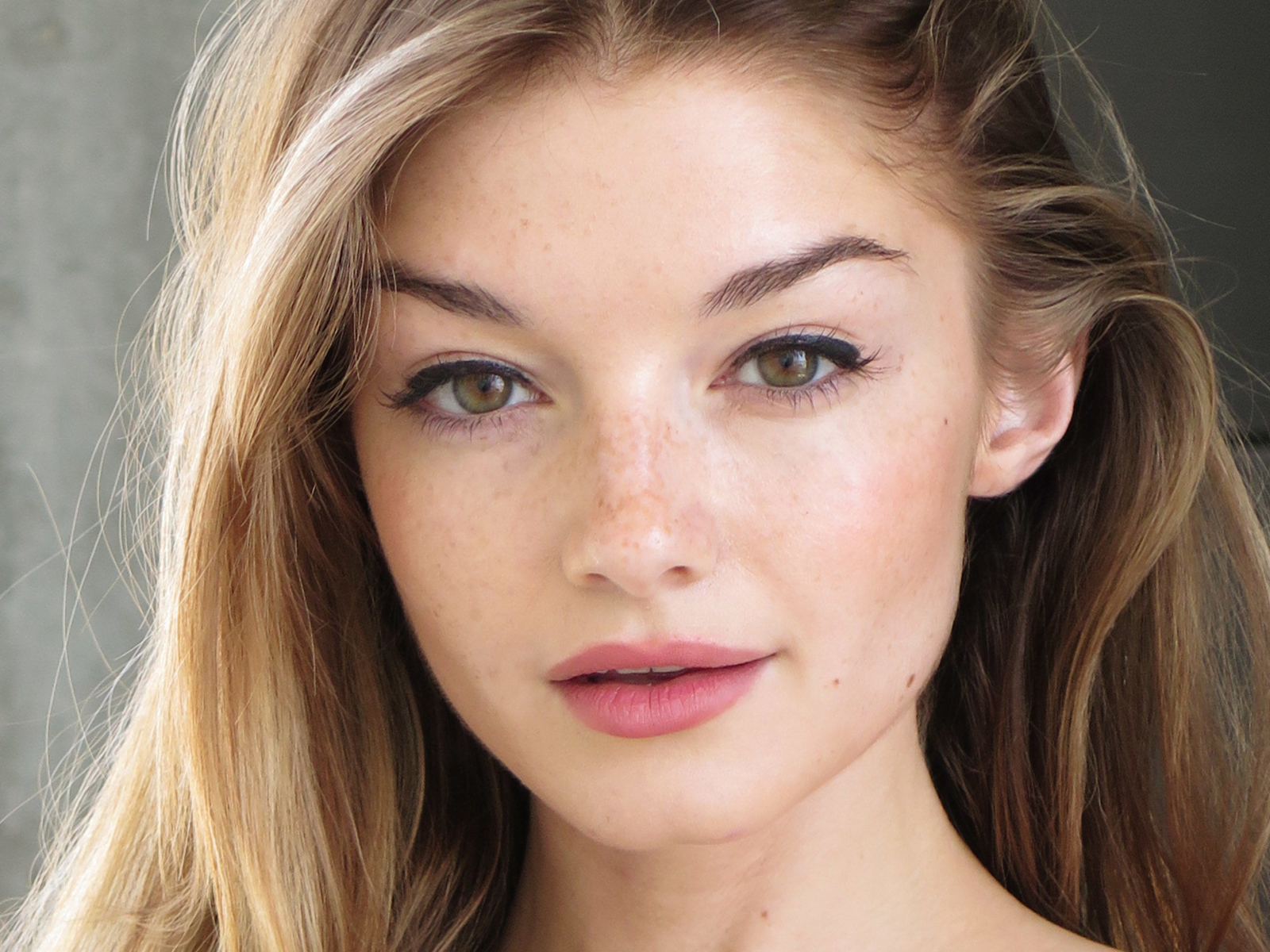 Молодая актриса Моника Олландер