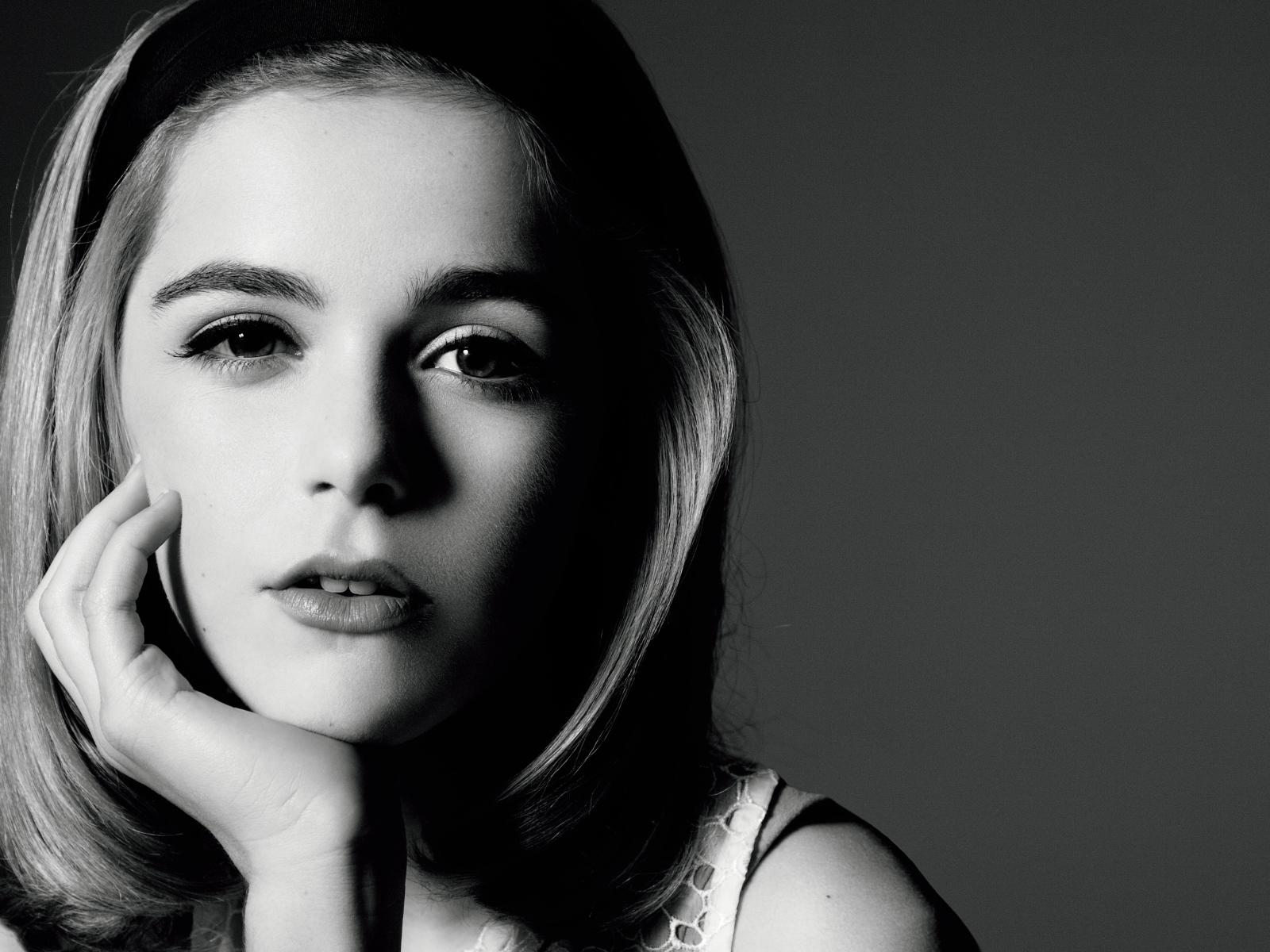 Молодая блондинка актриса Кирнан Шипка, черно-белое фоне 