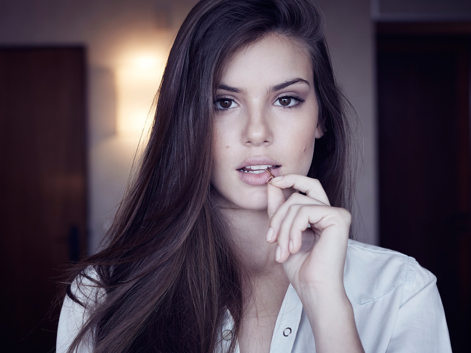 Молодая шатенка, актриса Камила Кейроз