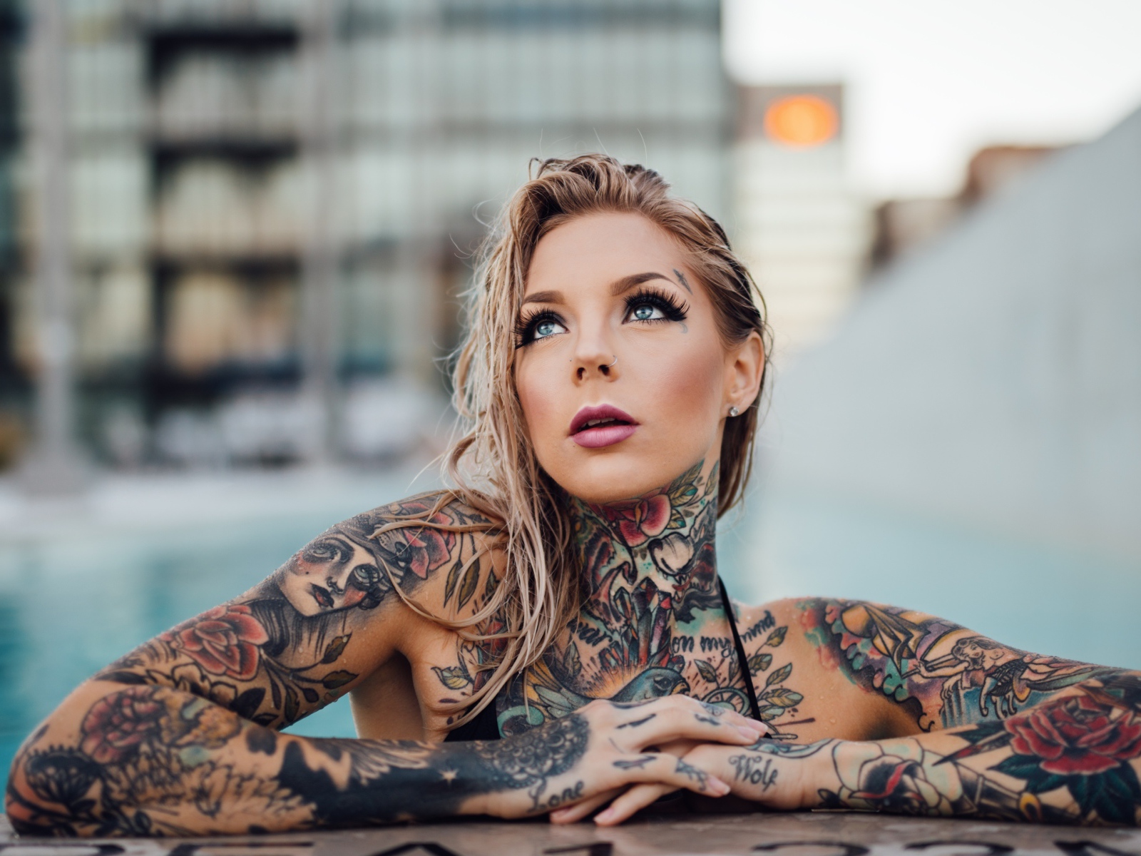 Молодая девушка с красивыми татуировками на теле