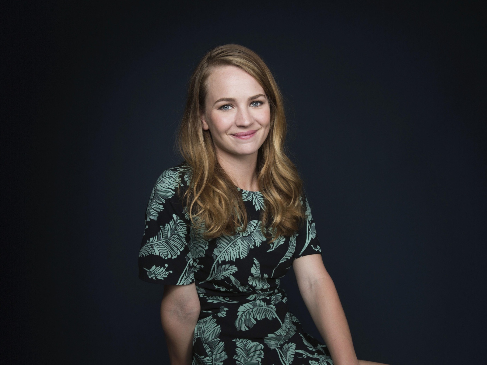 Молодая улыбающаяся актриса Бритт Робертсон