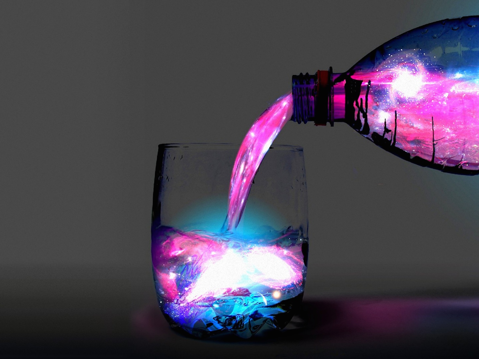 Неоновую воду наливают из бутылки в стакан 