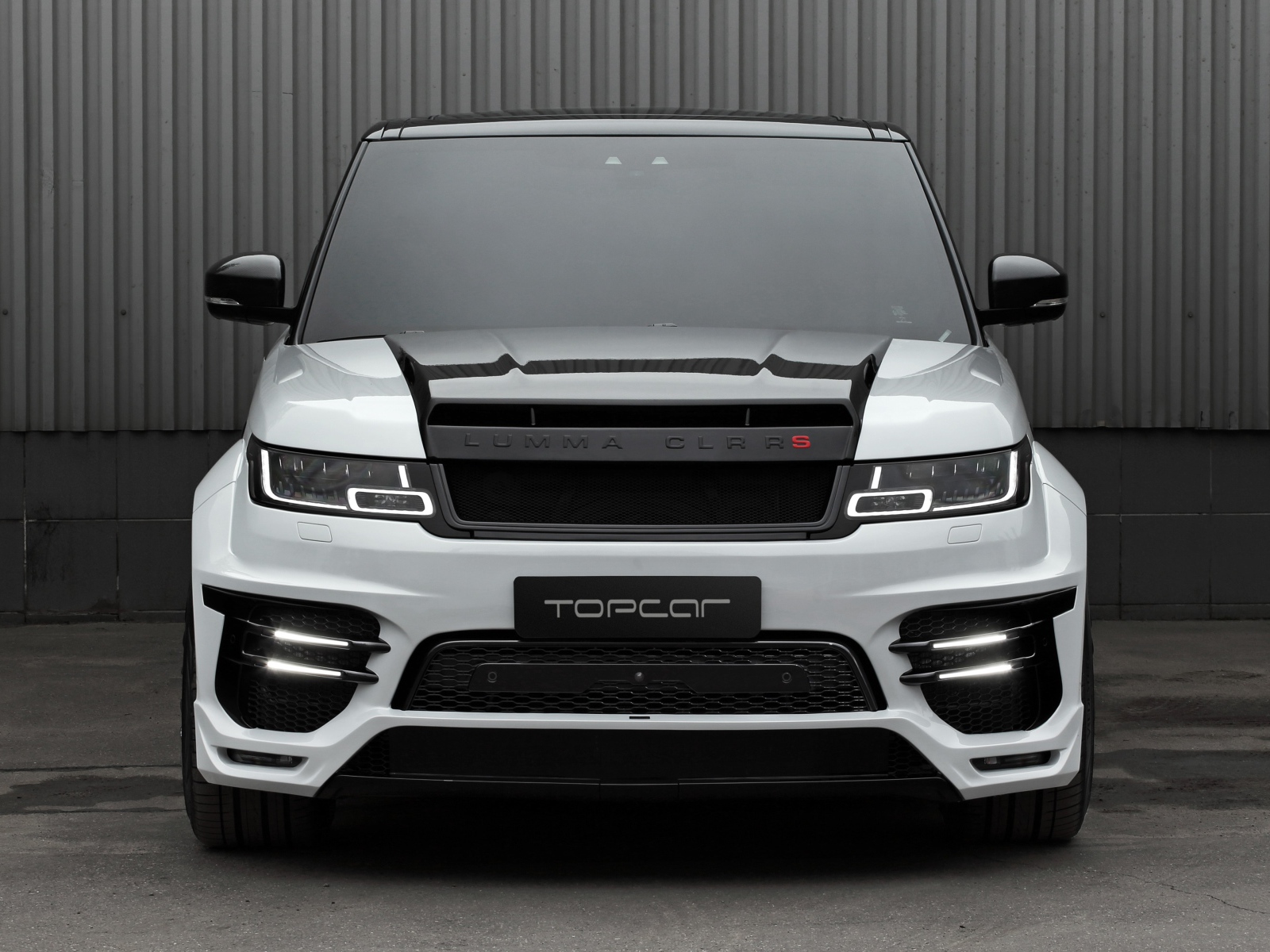 Внедорожник Lumma CLR RS 2019 года на фоне серой стены