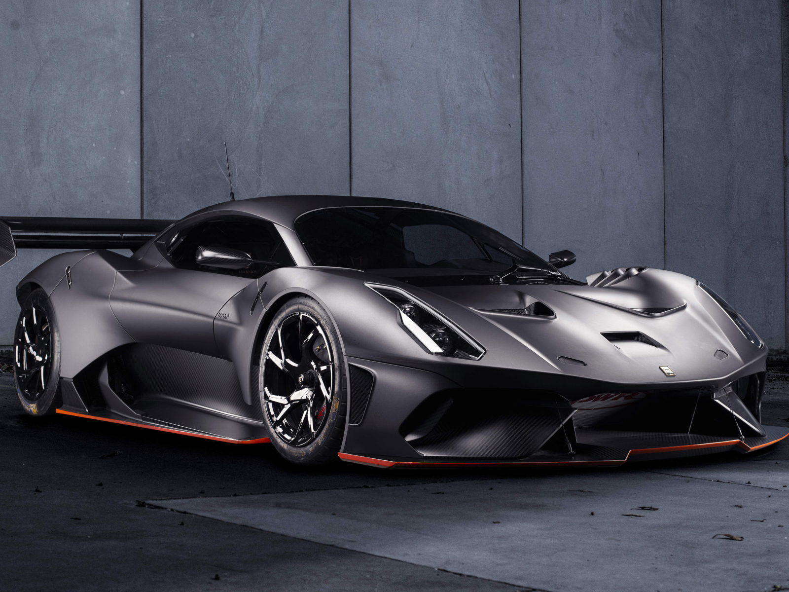 Серебристый спортивный автомобиль Brabham BT62 Road  2019 года