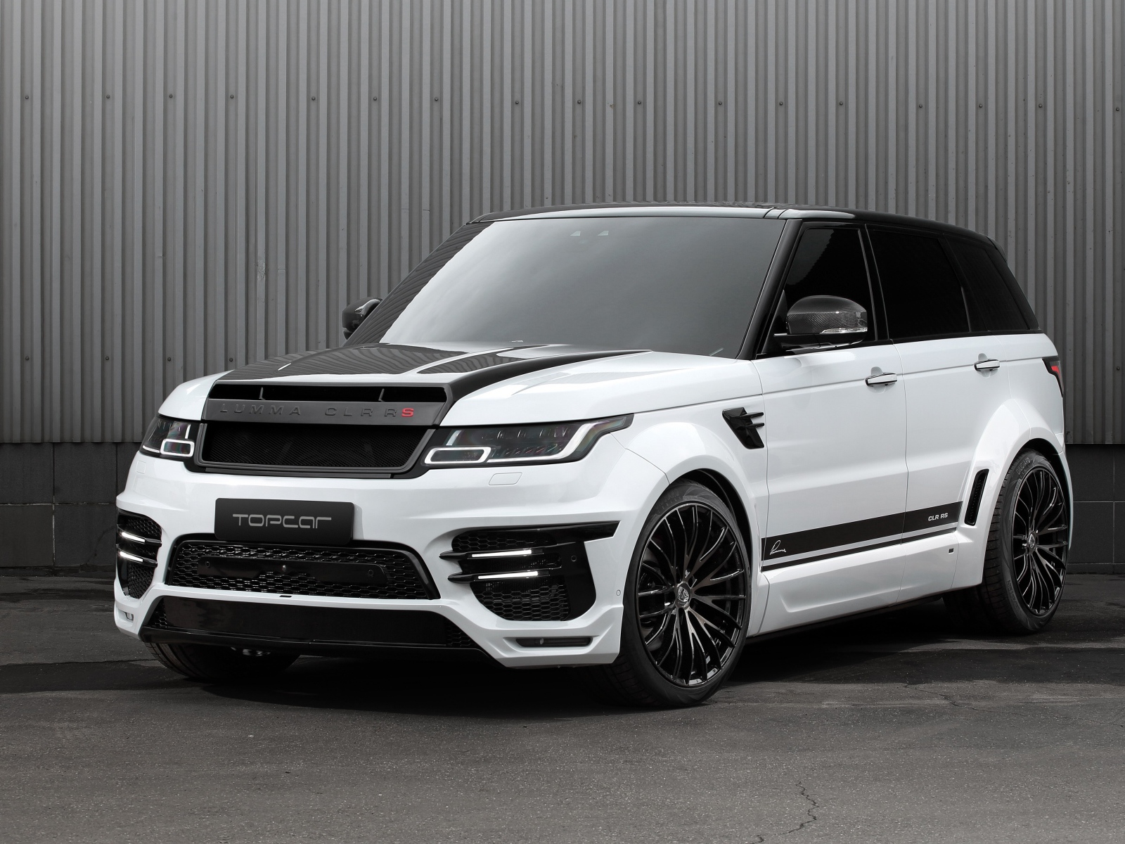 Белый автомобиль Lumma CLR RS 2019 года у серой стены