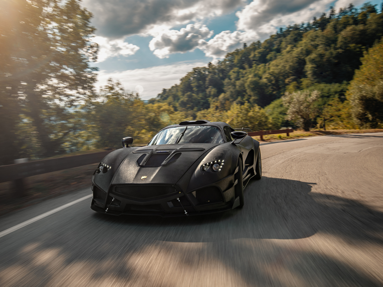 Серый автомобиль Mazzanti Evantra на трассе