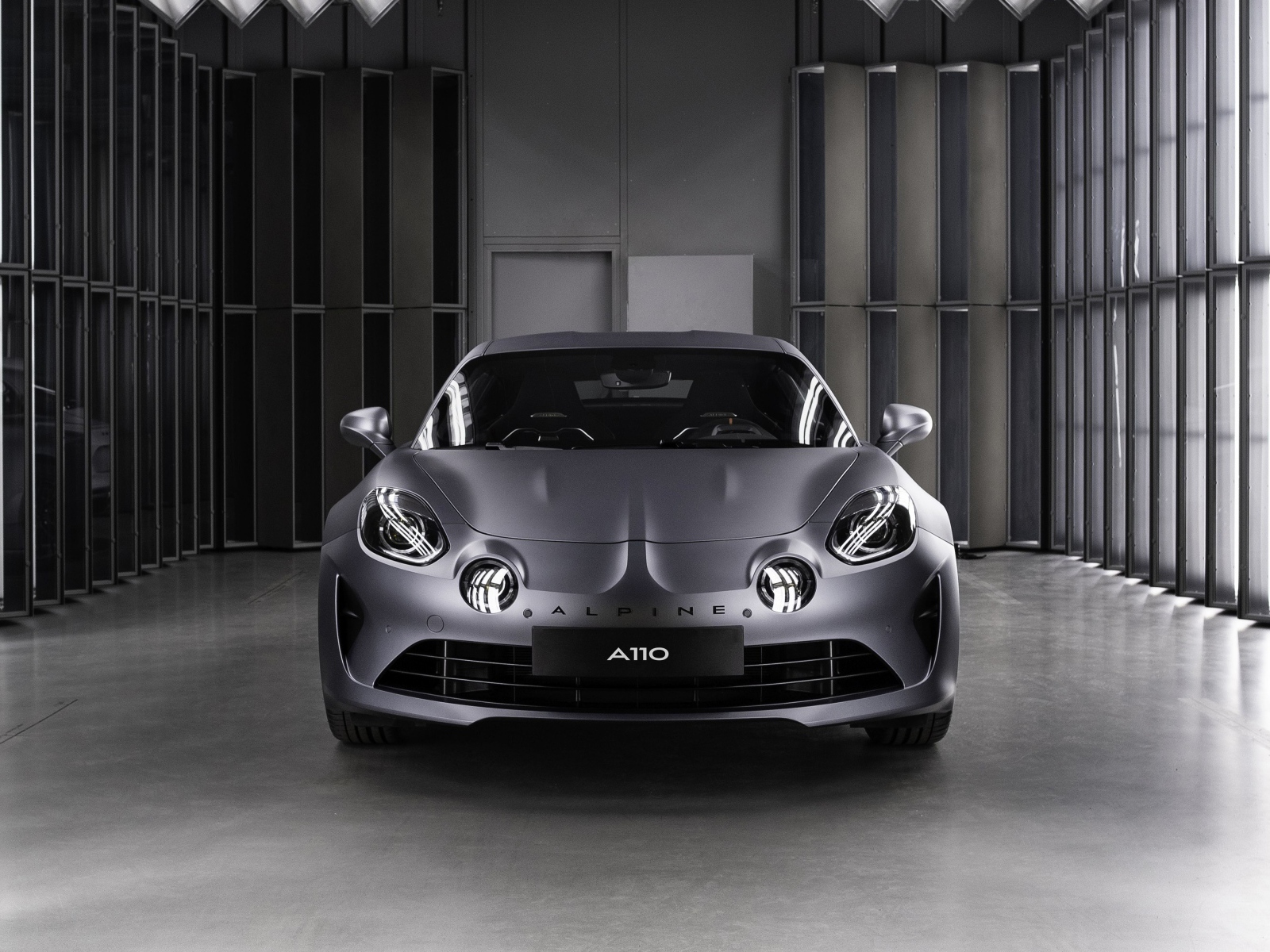 Новый серебристый автомобиль Alpine A110S, 2019 года в гараже