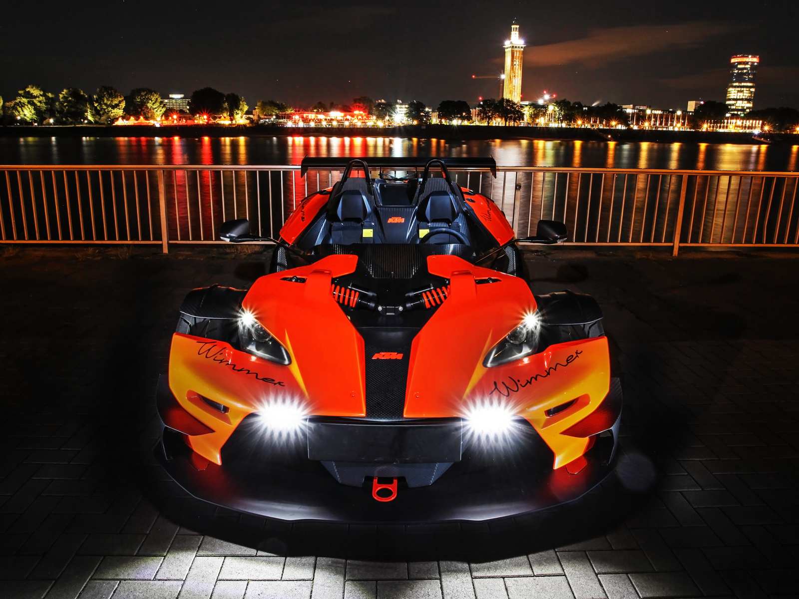 Оранжевый гоночный автомобиль Wimmer RS KTM X-Bow R, 2019 года