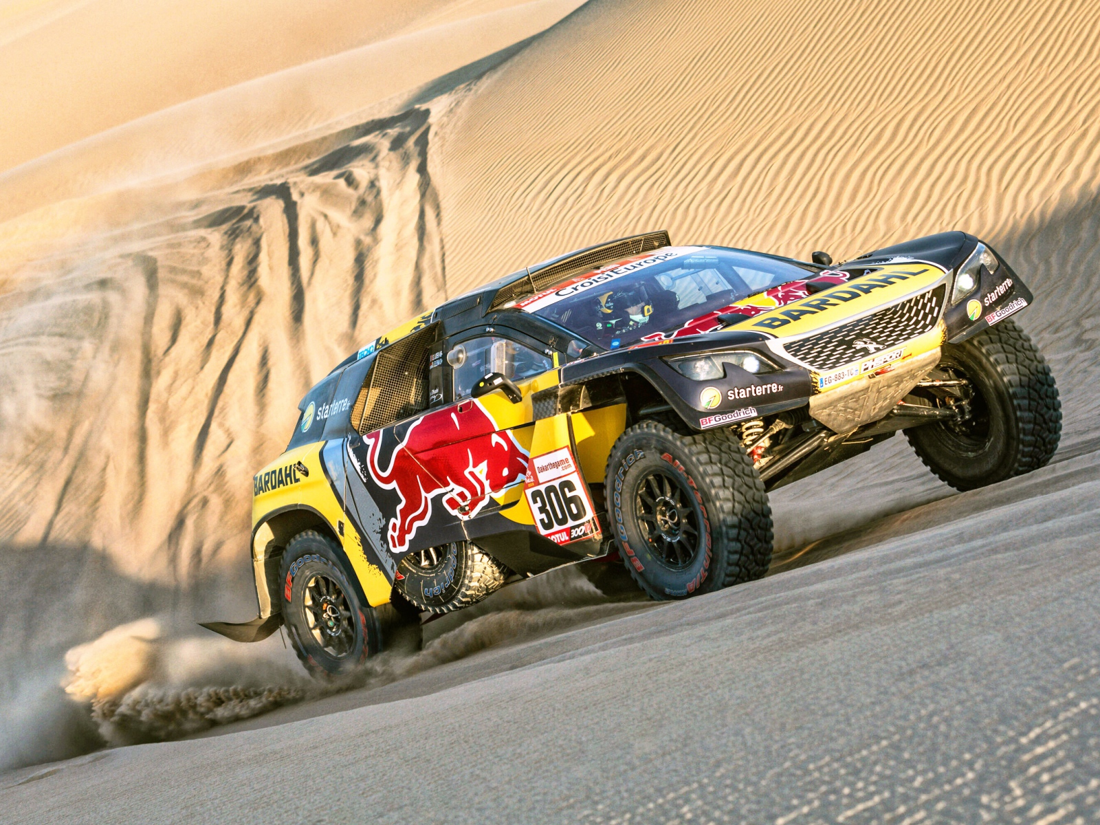 Спортивный автомобиль едет по песку на Ралли