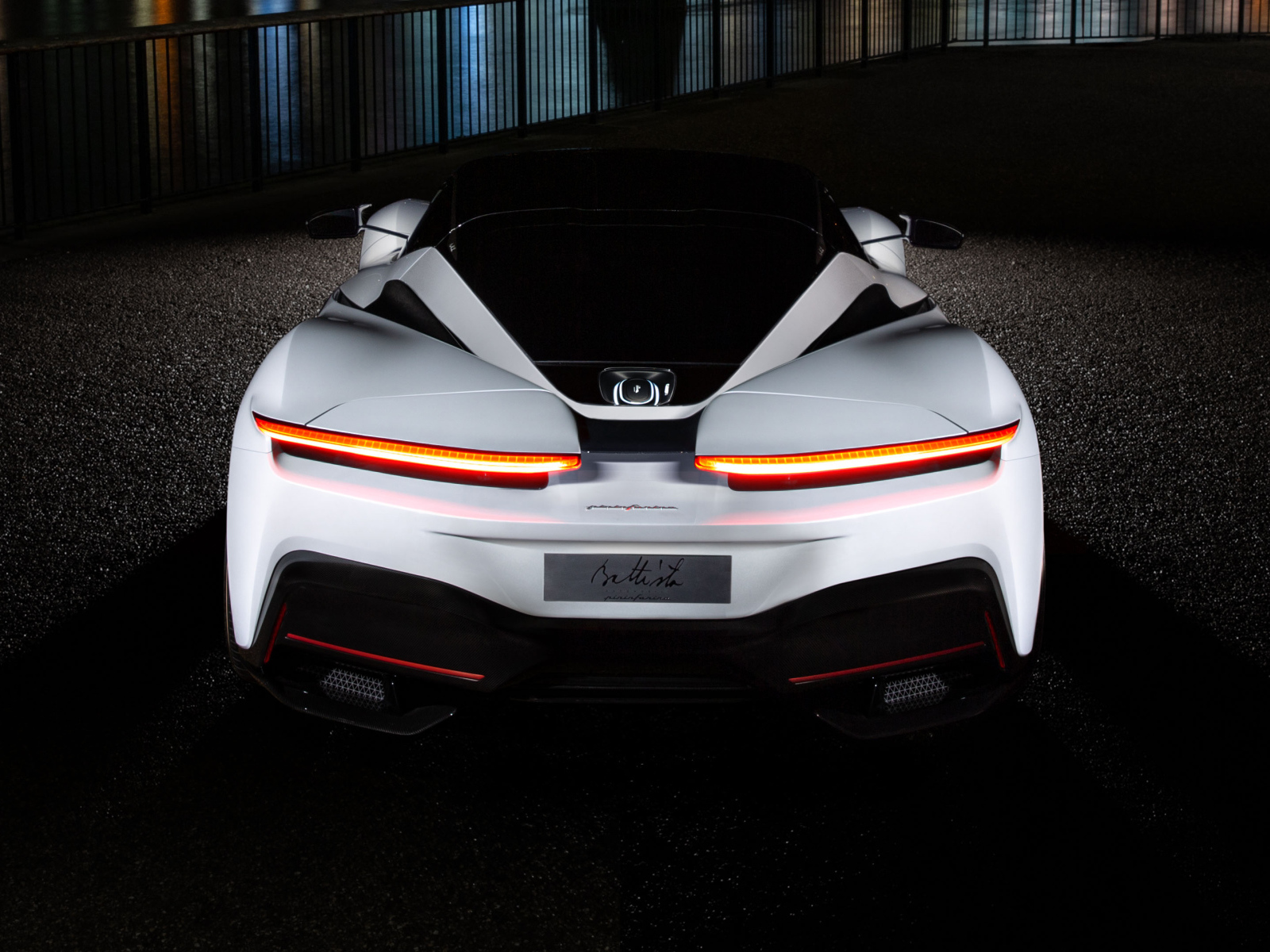 Белый автомобиль Pininfarina Battista 2019 года вид сзади