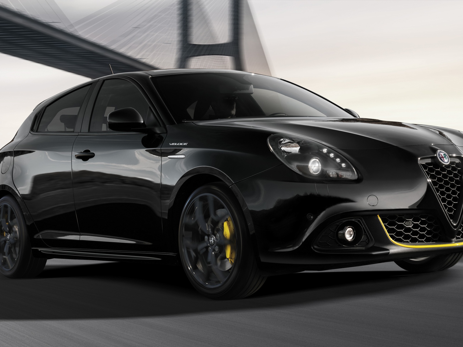 Черный автомобиль Alfa Romeo Giulietta Veloce 2019 года на дороге