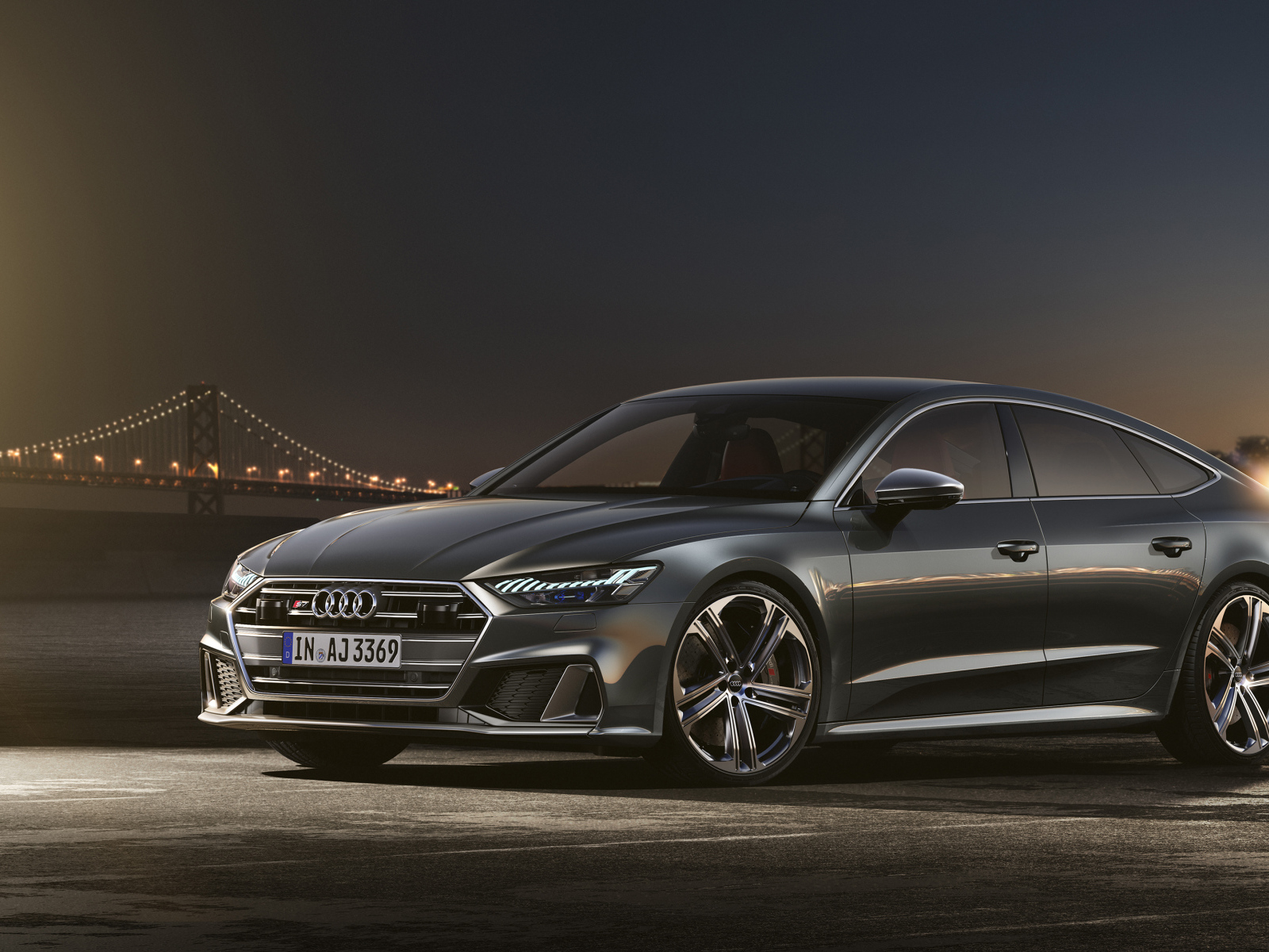 Автомобиль Audi S7 Sportback TDI 2019 у реки