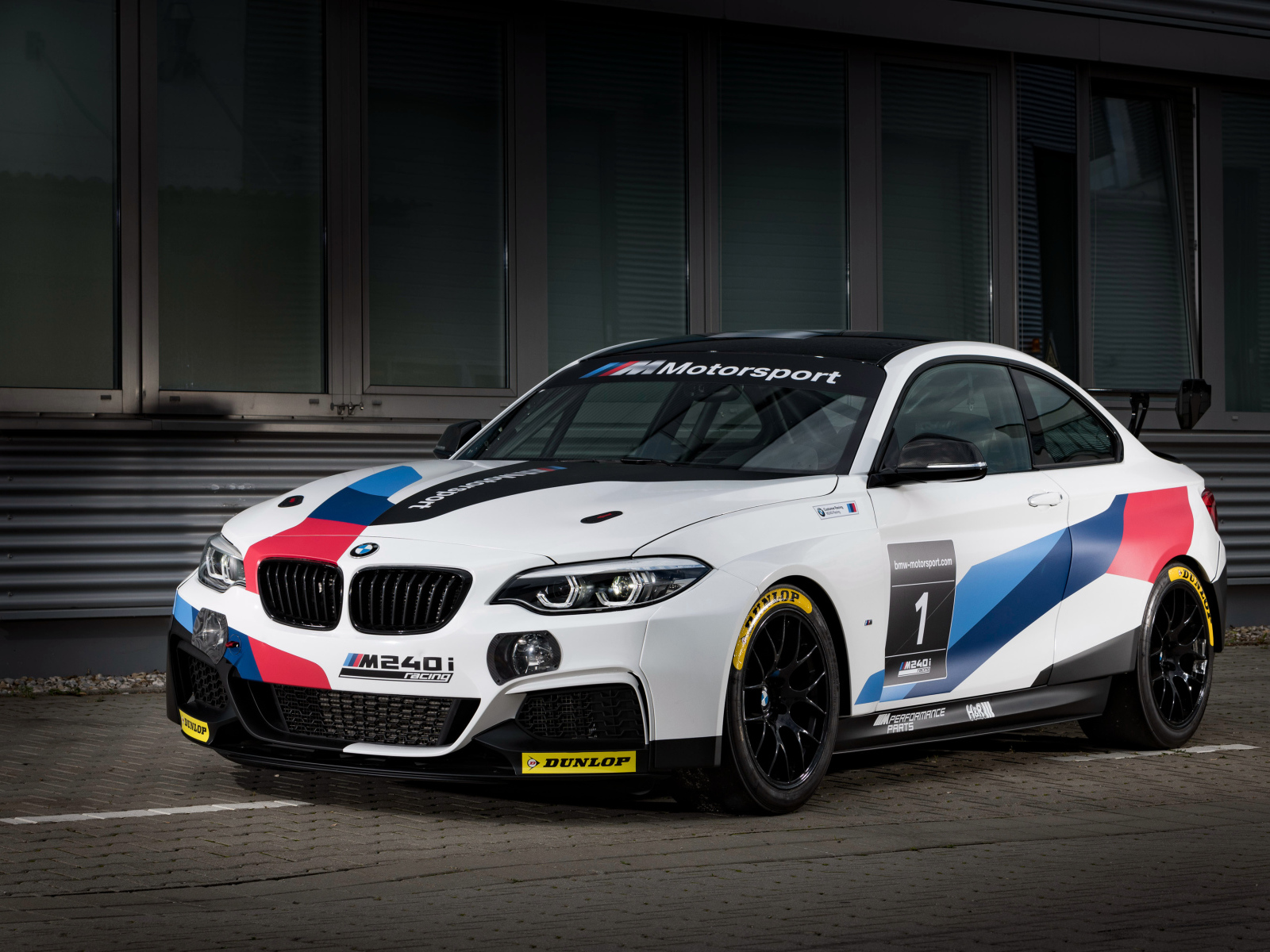 Спортивный автомобиль BMW M240i Racing 2018 года