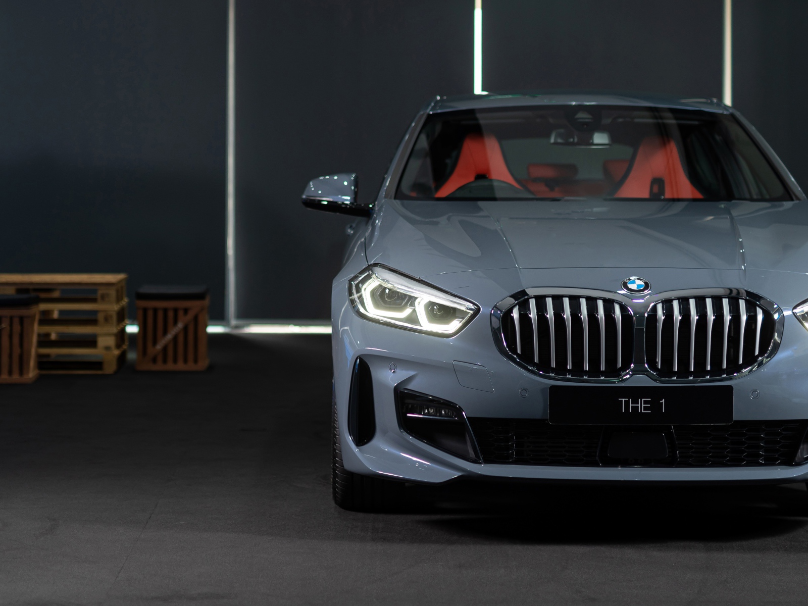 Серый автомобиль BMW 118i M Sport 2019 года в гараже