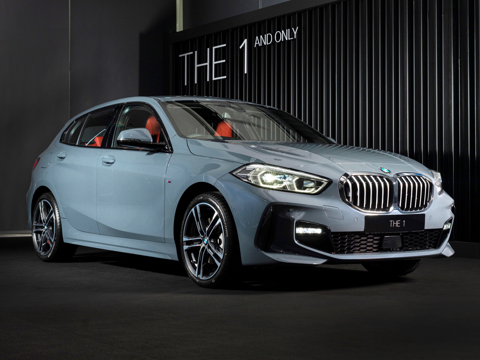 Серебристый автомобиль BMW 118i M Sport 2019 года