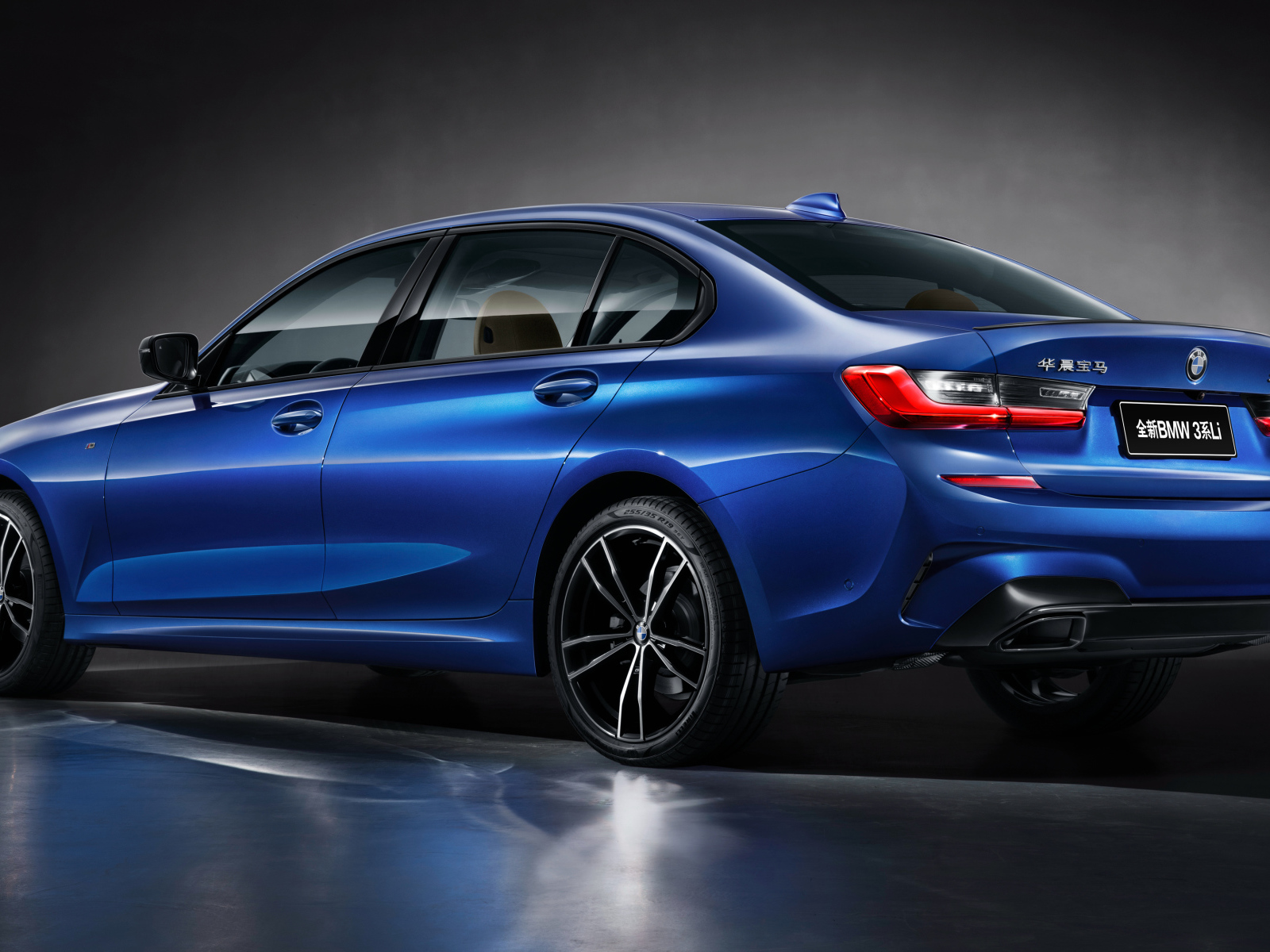 Синий автомобиль BMW 325Li M Sport, вид сзади