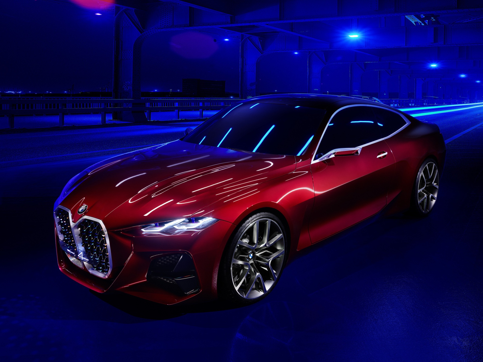Красный автомобиль BMW Concept 4 2019 года в неоновом свете на мосту