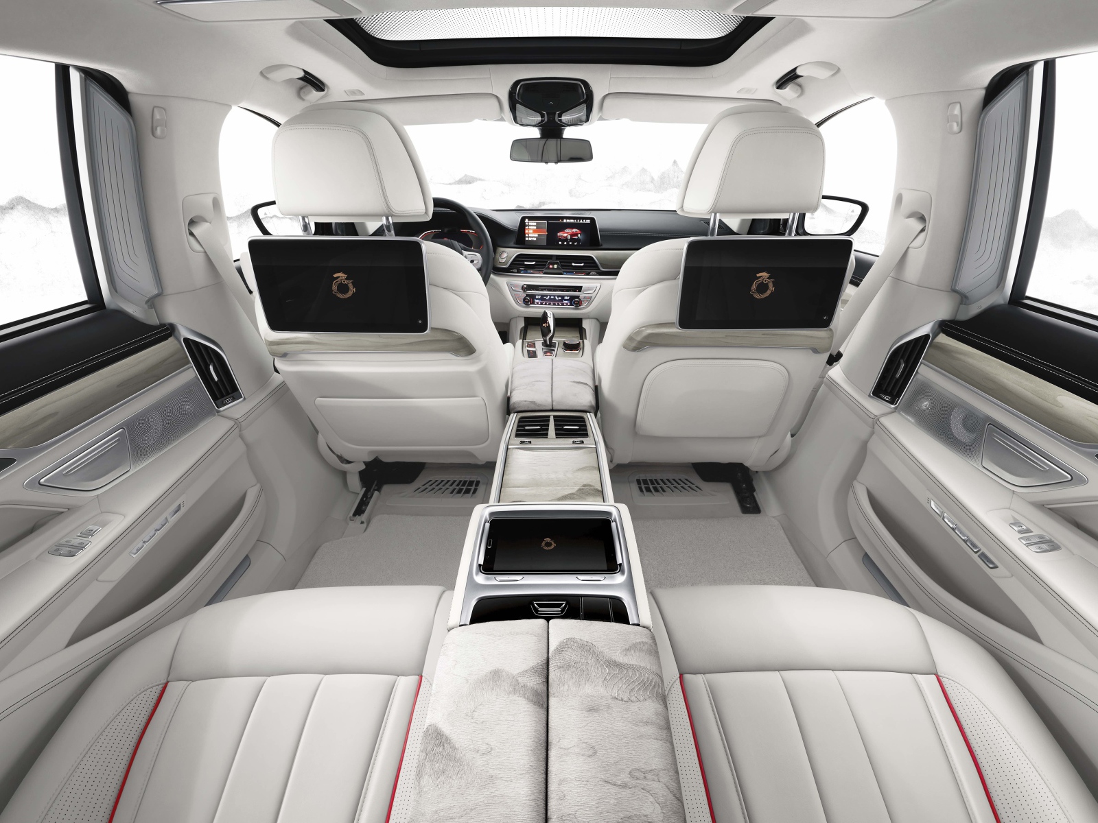 Просторный салон автомобиля BMW 7,  2019 года