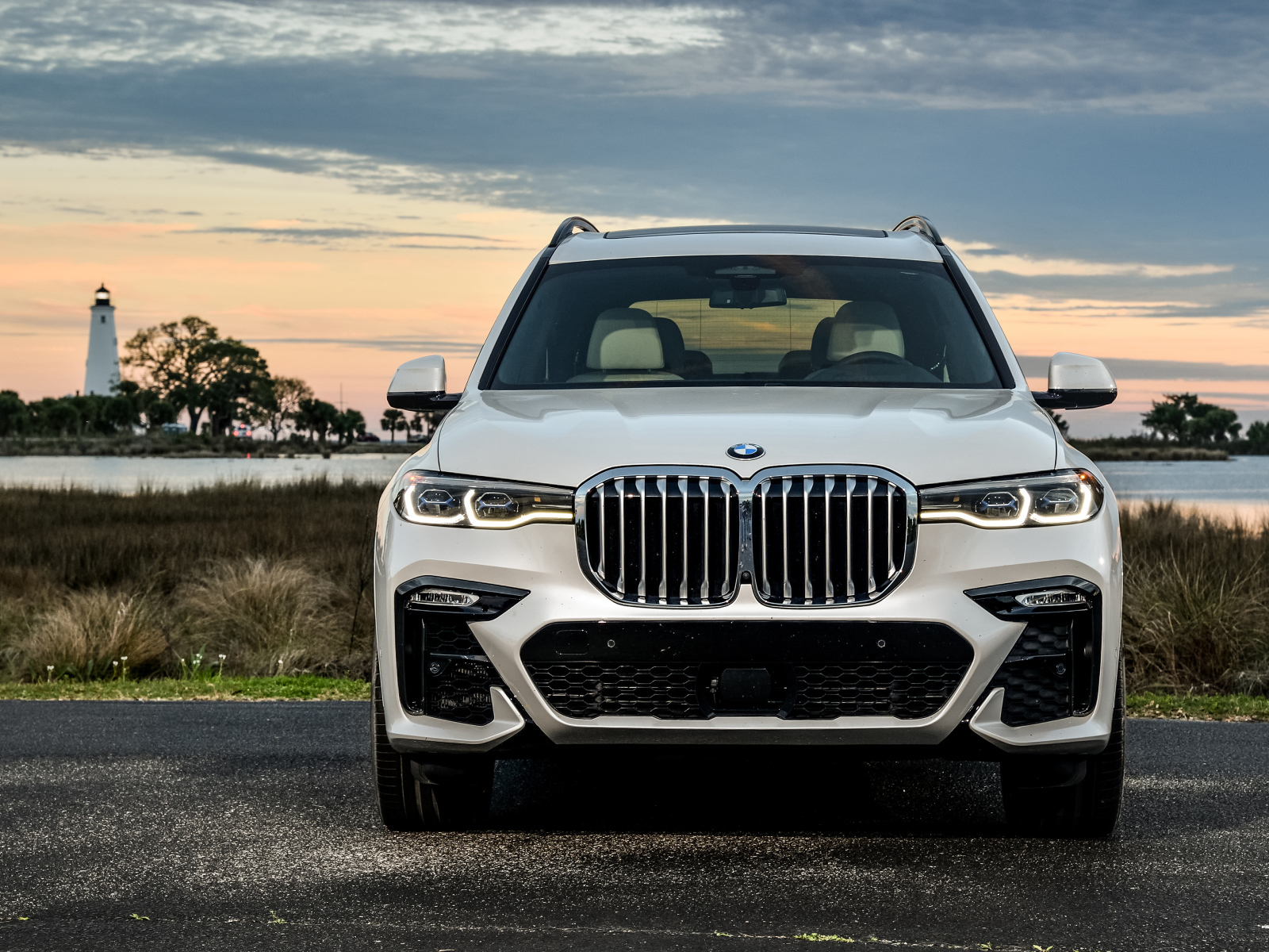 Белый внедорожник BMW X7 XDrive50i M Sport, 2020 года на фоне неба