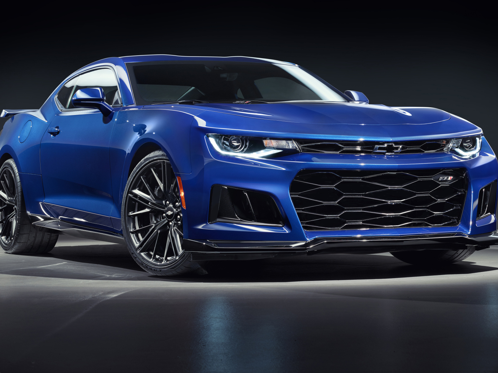 Синий автомобиль Chevrolet Camaro ZL1, 2019 года на сером фоне