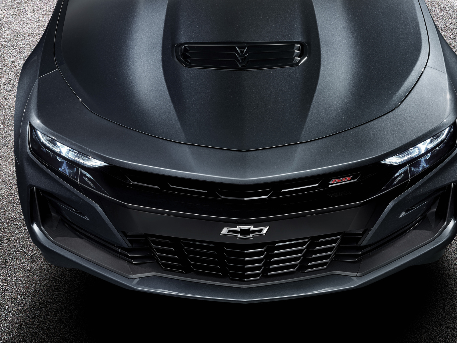 Передняя часть автомобиля Chevrolet Camaro SS 2019 года 