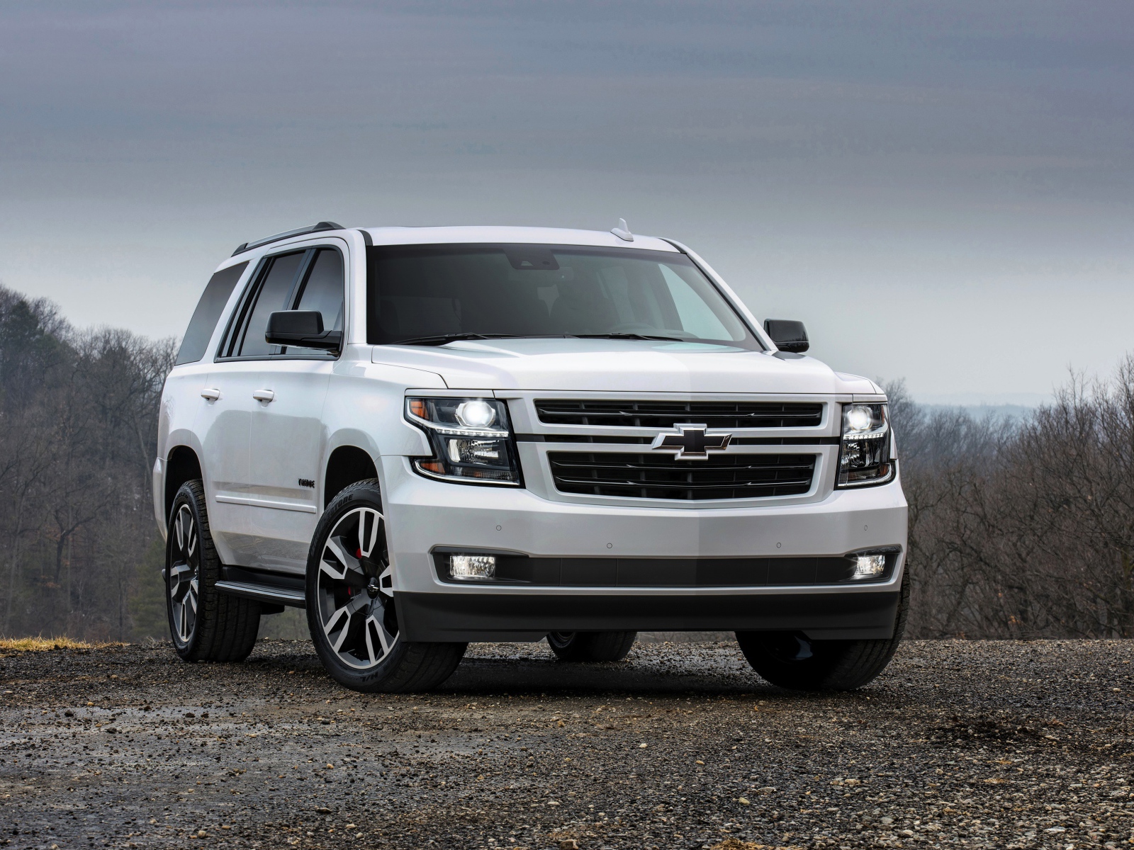 Белый внедорожник Chevrolet Tahoe