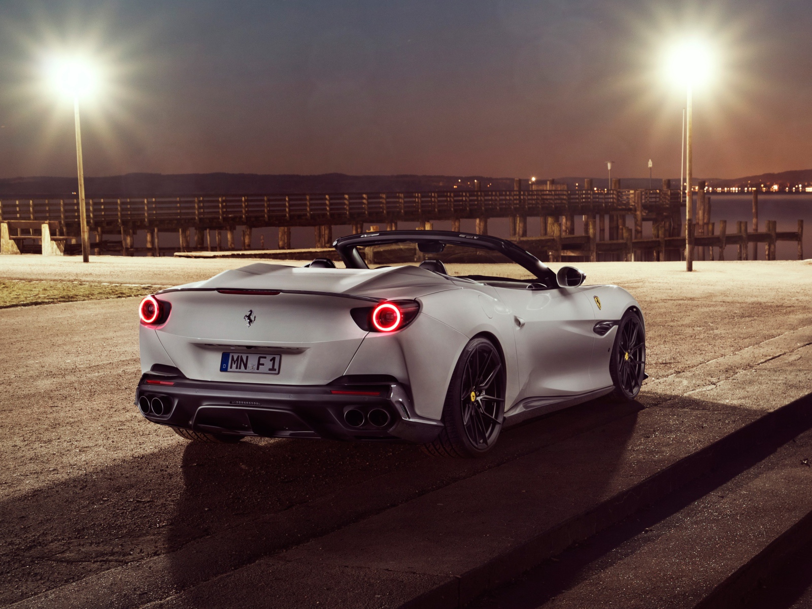 Автомобиль Ferrari Portofino 2019 года вид сзади