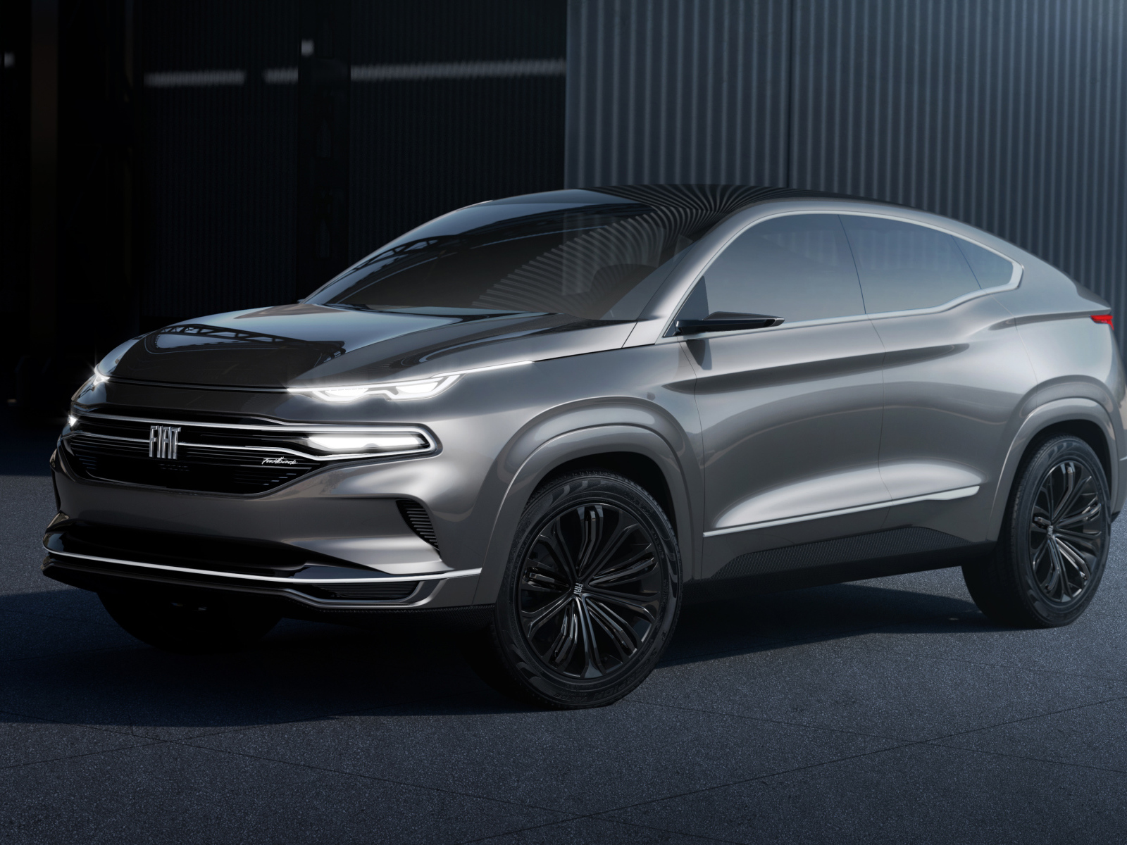 Серебристый внедорожник Fiat Fastback 2019 года у гаража 