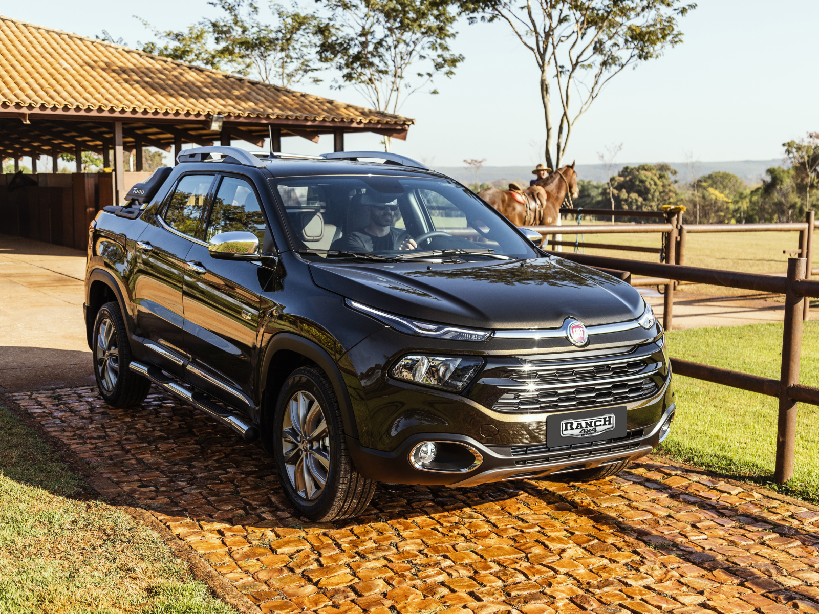 Черный пикап Fiat Toro Ranch, 2018 года на ферме