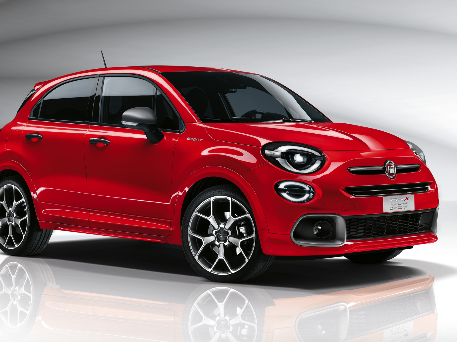 Красный Fiat 500X Sport 2019 года на сером фоне 