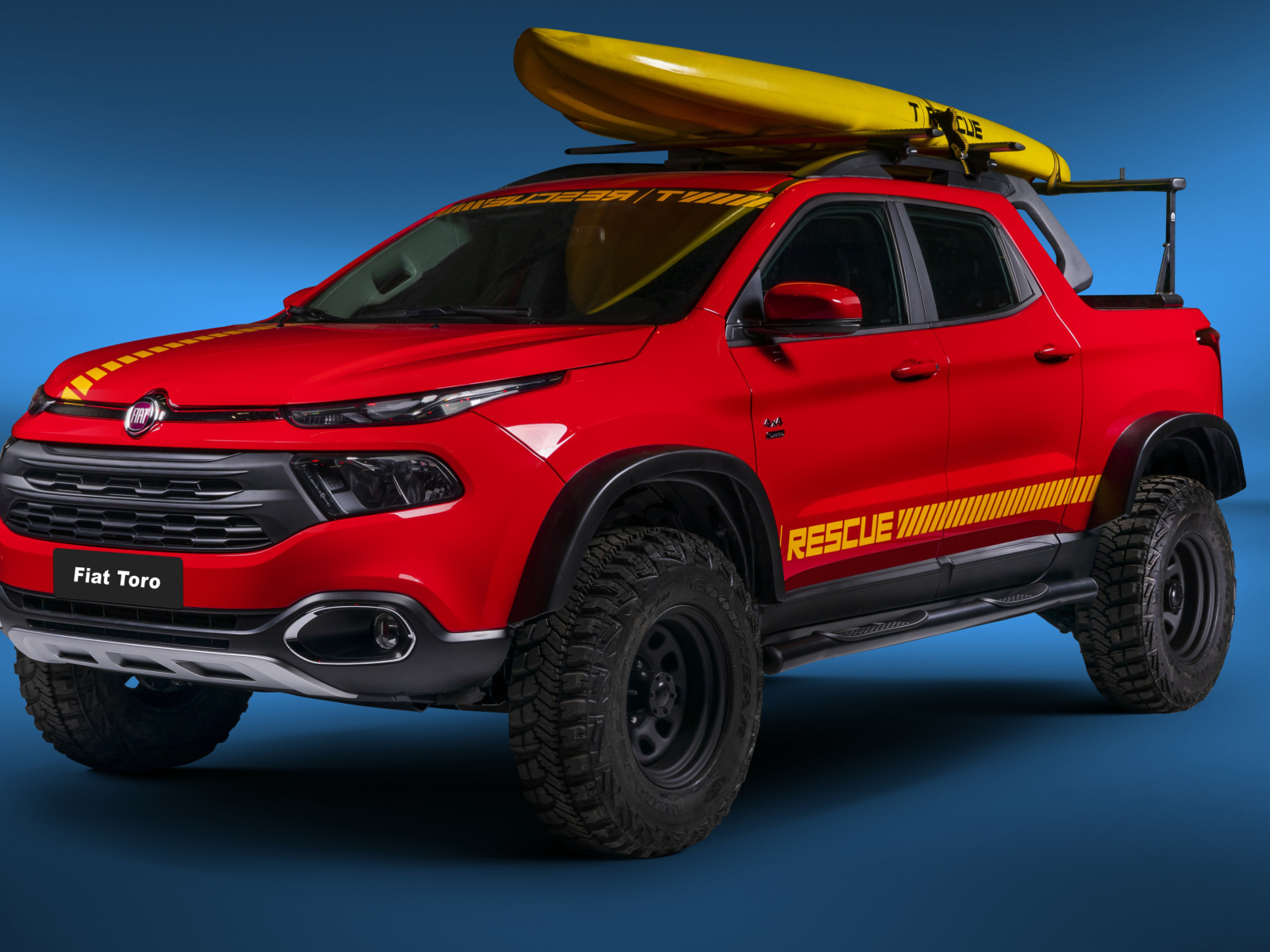 Красный пикап Fiat Toro Rescue на синем фоне