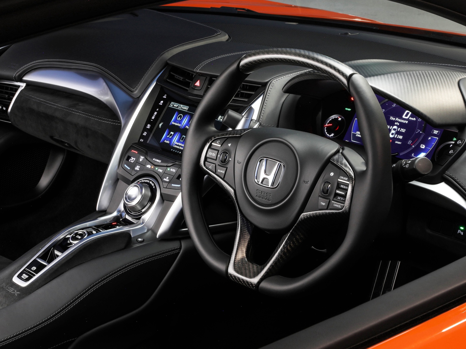 Черный кожаный салон автомобиля Honda NSX 2019 года
