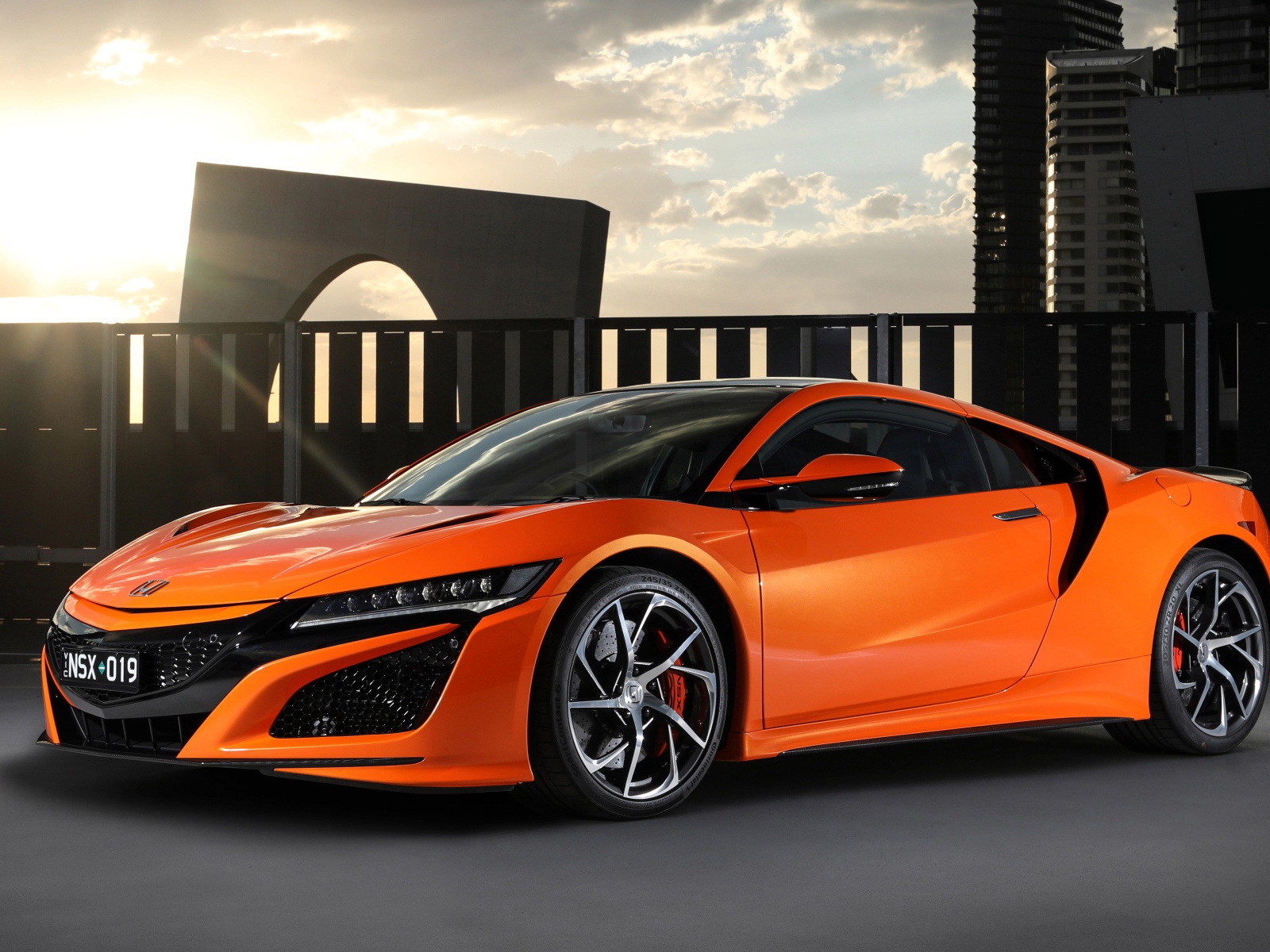 Оранжевый автомобиль Honda NSX 2019  года 