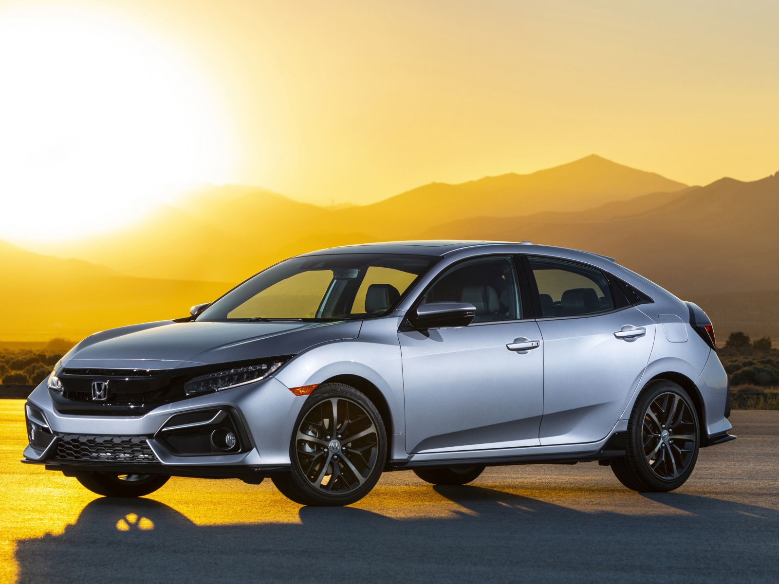 Серебристый Honda Civic Sport Touring, 2020 года в лучах солнца