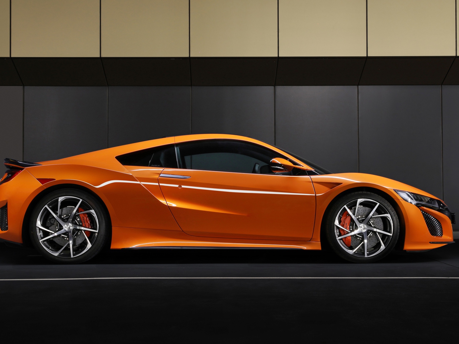 Стильный новый автомобиль Honda NSX 2019 года вид сбоку