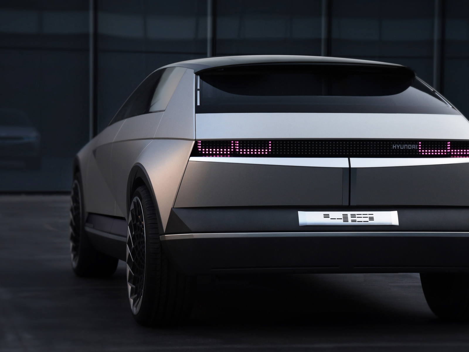 Автомобиль Hyundai 45 EV Concept 2019 года вид сзади
