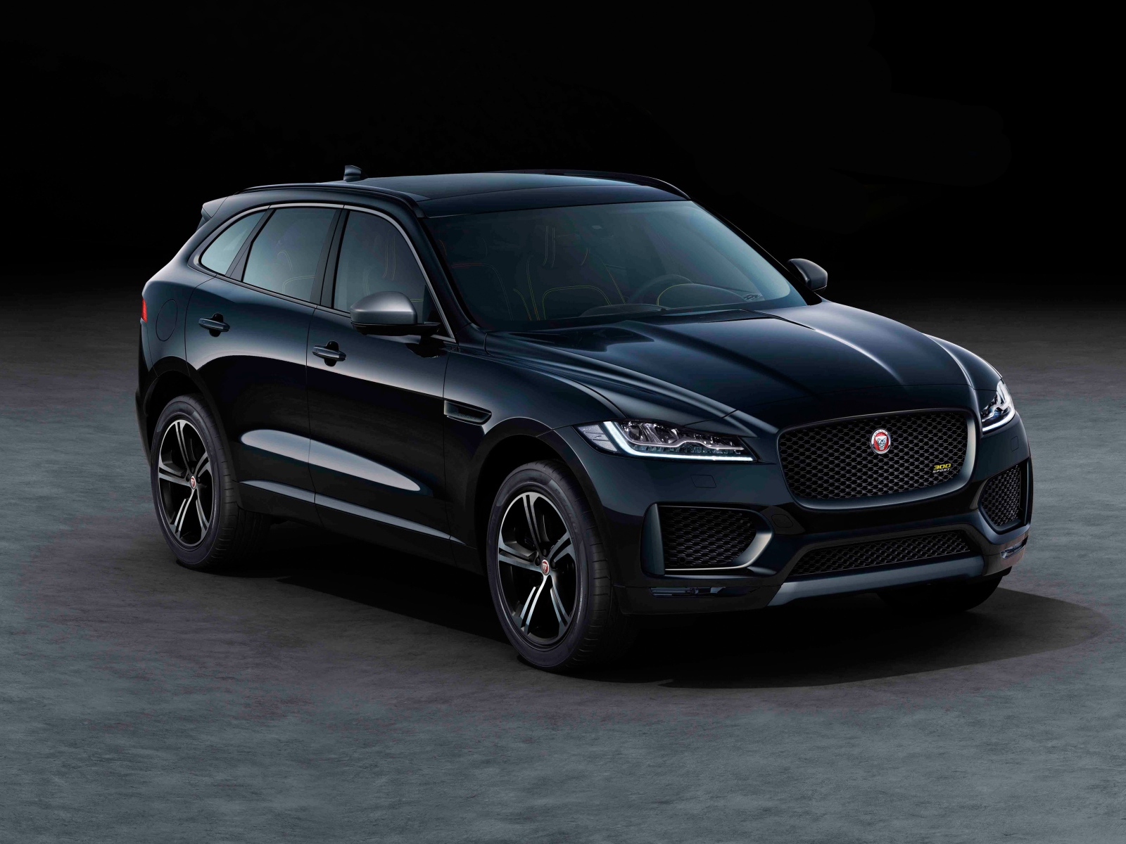Черный стильный Jaguar F-Pace 300 Sport 2019 года