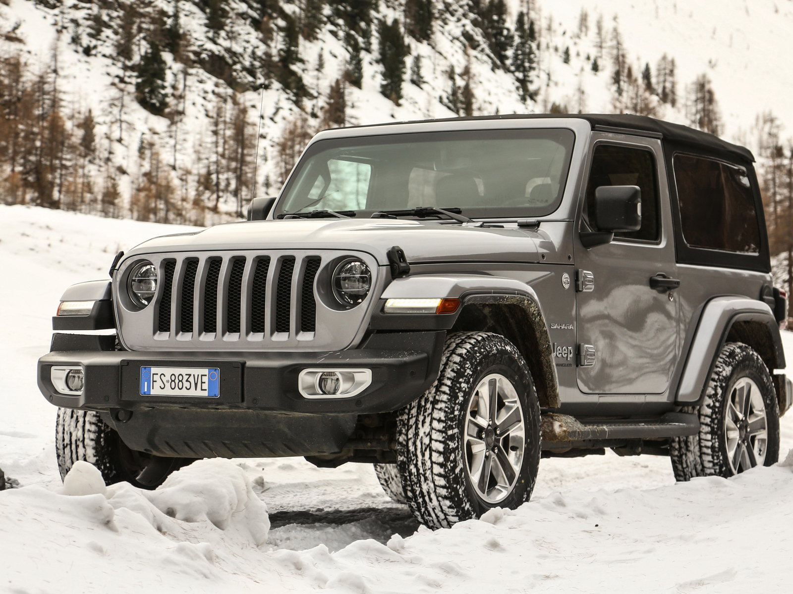 Черный Jeep Wrangler Sahara 2019 года на снегу
