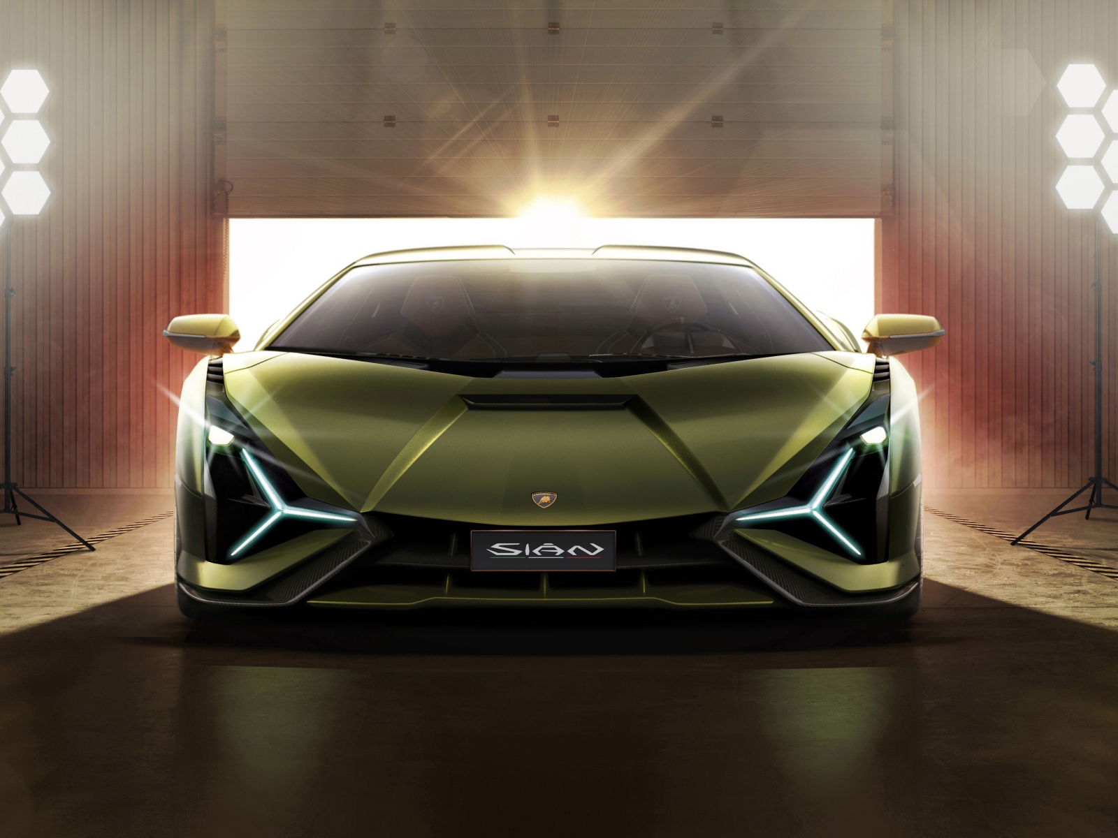 Автомобиль Lamborghini Sian 2019 года в свете софитов